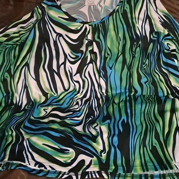 Scoop neck 1/2 length sleeve tunic - Picture 2 of 5